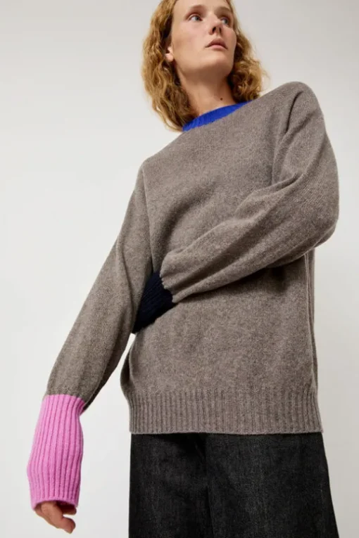 Bryan in Grey Blue Pink Navy