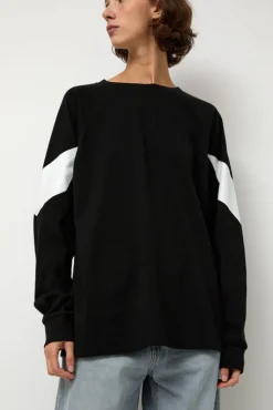 Chevron Raglan Tee in Black