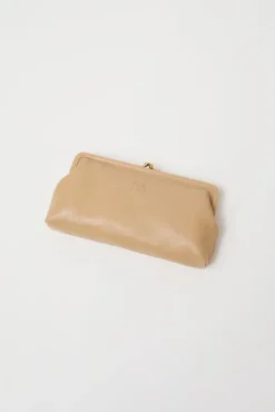 Classic Clutch in Caffe Latte