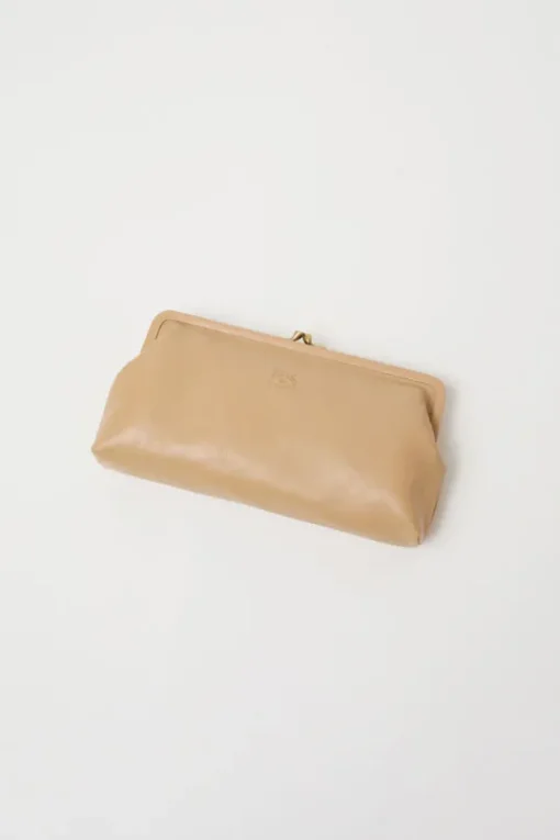 Classic Clutch in Caffe Latte