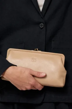 Classic Clutch in Caffe Latte