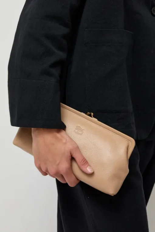 Classic Clutch in Caffe Latte