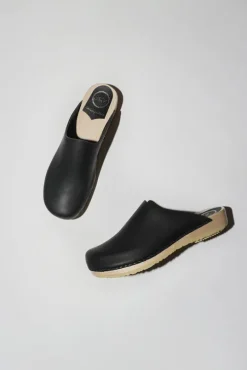 Contour Clog on Flat Base in Black
