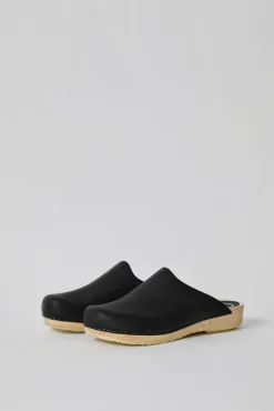 Contour Clog on Flat Base in Black
