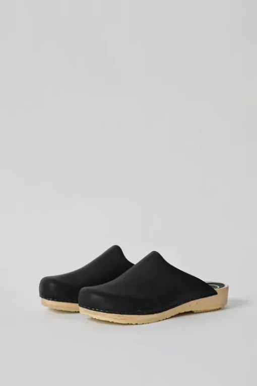 Contour Clog on Flat Base in Black