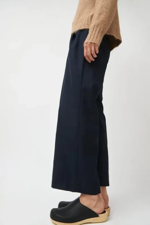 Contour Clog on Flat Base in Black
