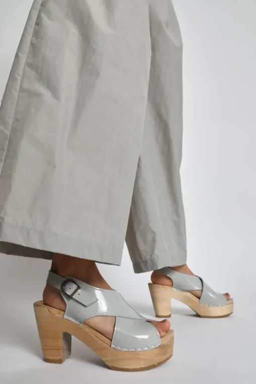 Crossover Clog on Platform in Dove Patent