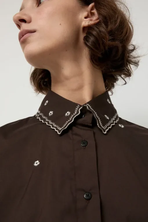 Embroidery Shirt in Chocolate