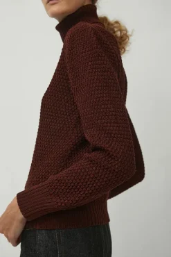 Gabe Turtleneck in Berry