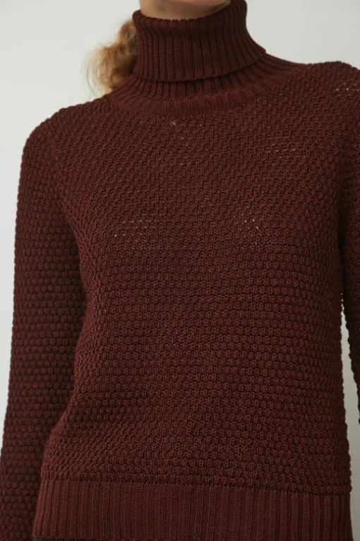 Gabe Turtleneck in Berry