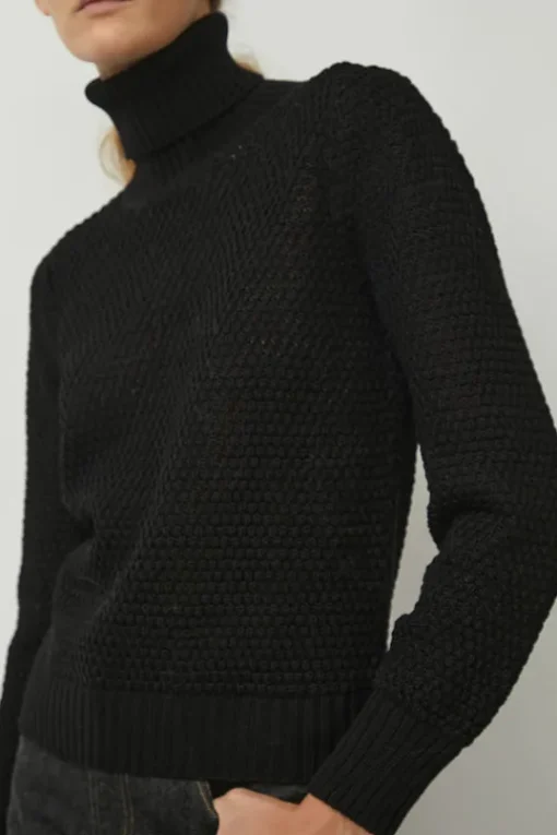 Gabe Turtleneck in Black