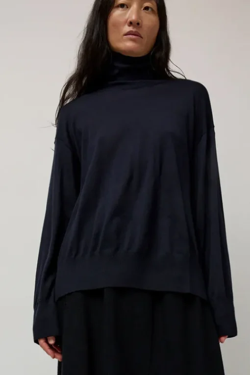 La Base Turtleneck in Navy