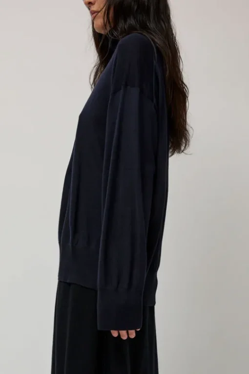 La Base Turtleneck in Navy