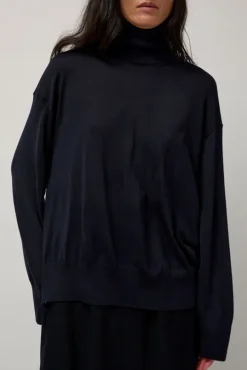 La Base Turtleneck in Navy
