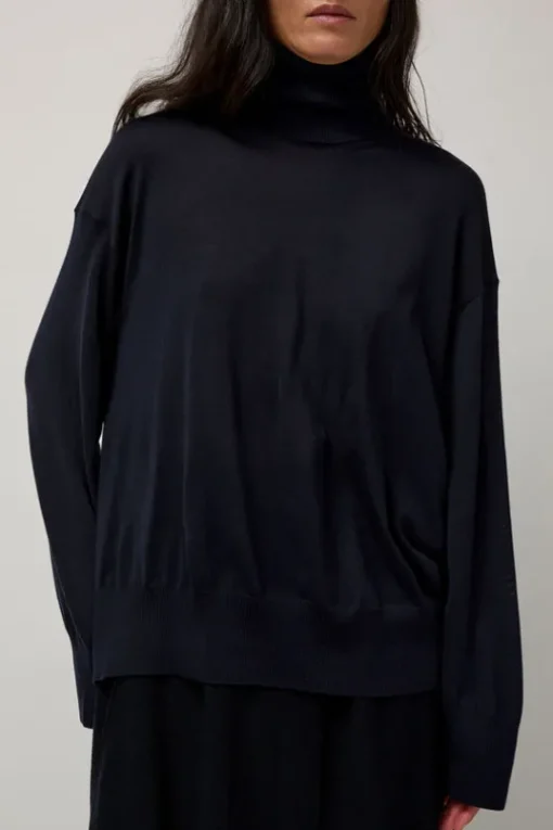 La Base Turtleneck in Navy