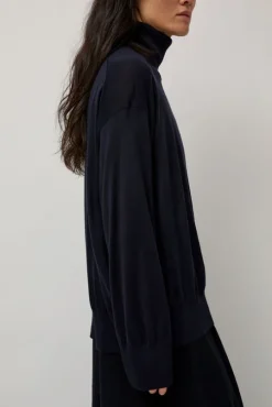 La Base Turtleneck in Navy