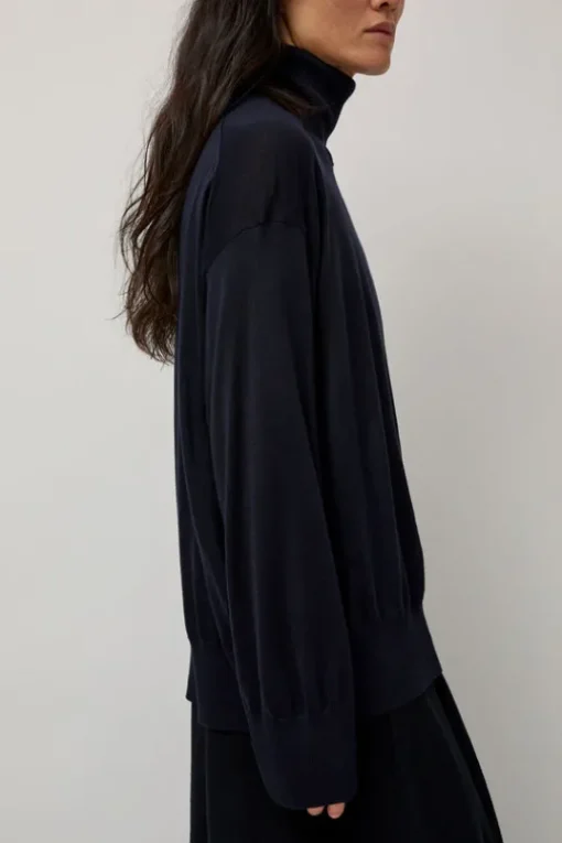 La Base Turtleneck in Navy