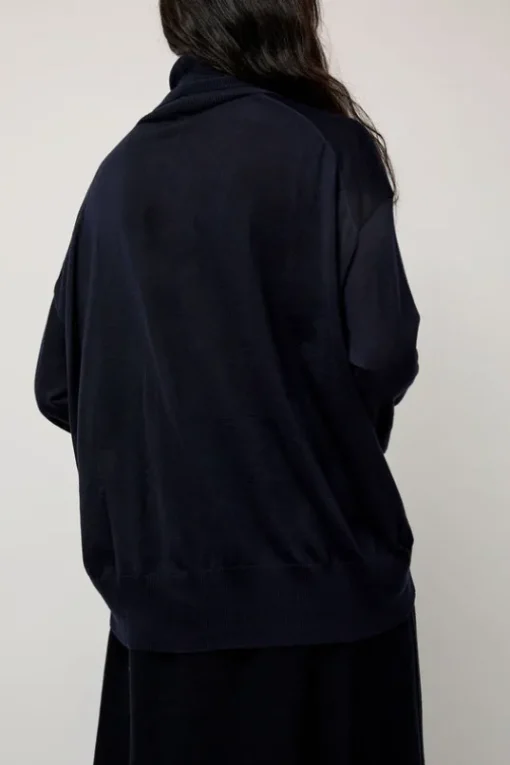 La Base Turtleneck in Navy
