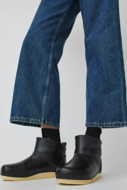 Low Shearling Clog Boot on Flat Bendable Base in Jet