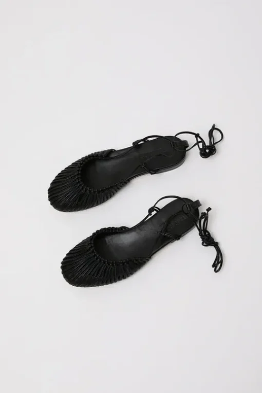 Mantera Sandal in Black