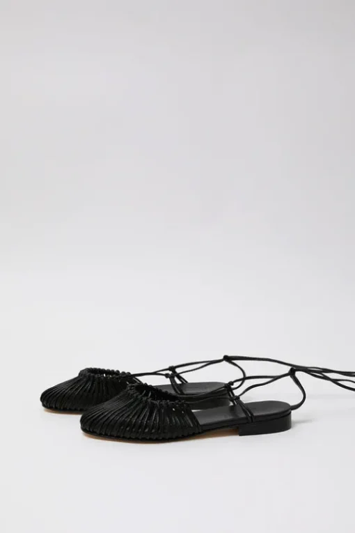 Mantera Sandal in Black