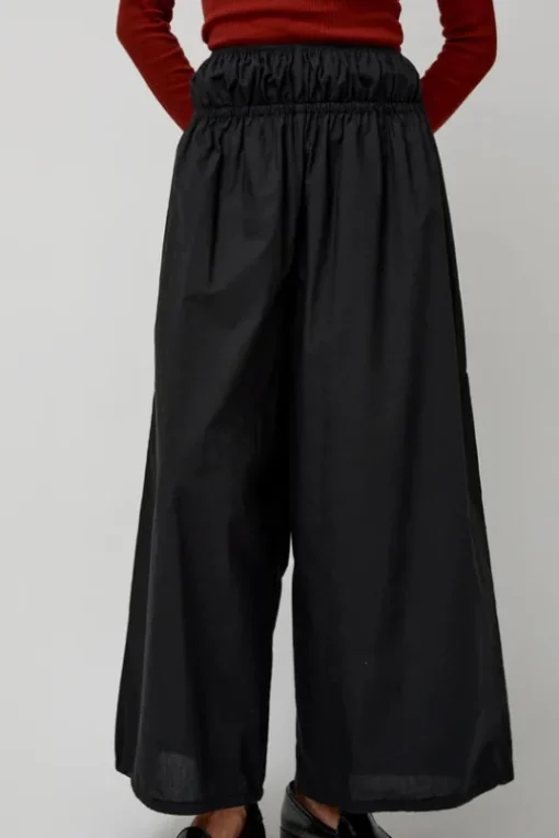 Point Pants in Black