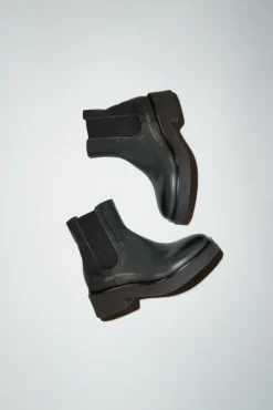 Pull on Crepe Sole Boot in Bottle