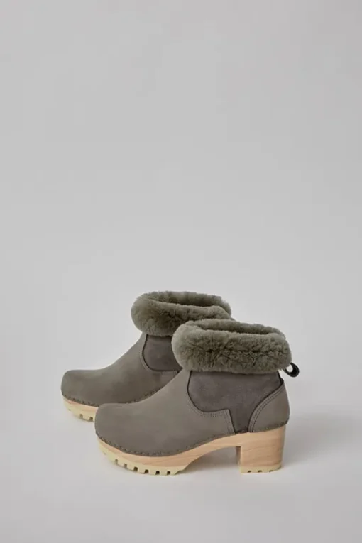 5" Pull On Shearling Clog Boot on Mid Tread in Smoke Suede on White Base