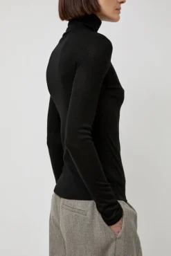 Turtle T-Shirt in Black