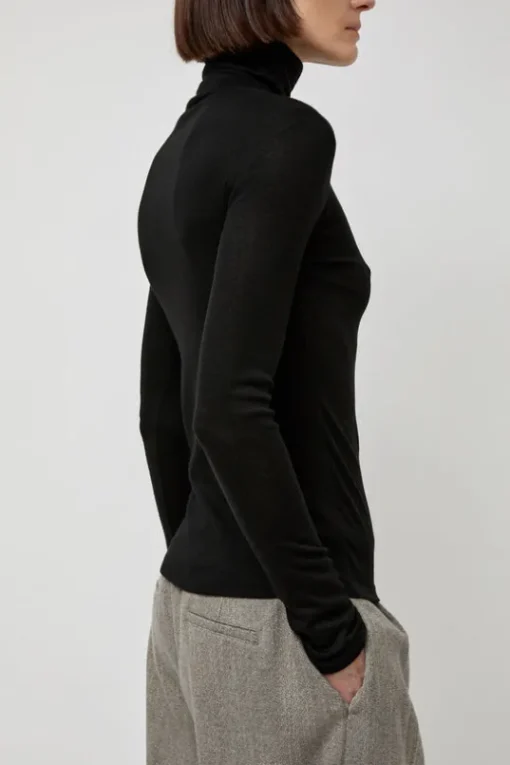 Turtle T-Shirt in Black