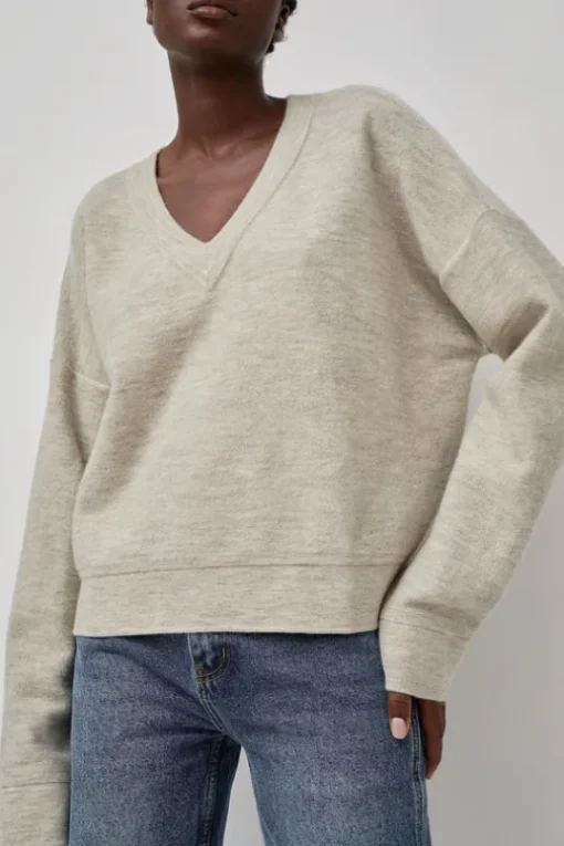 Wide V Neck in Carrara