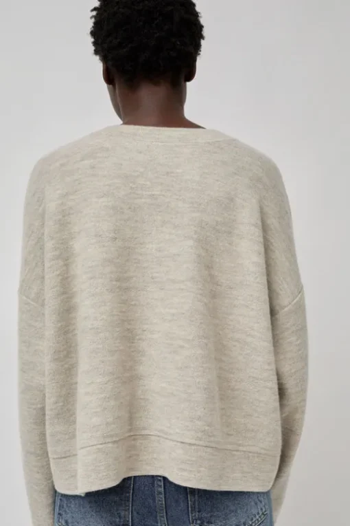 Wide V Neck in Carrara