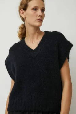 Yume Vest in Black